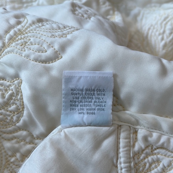 Martha Stewart Queen Cream Quilted Embroidered Coverlet And 2 Matching Shams - Picture 11 of 13